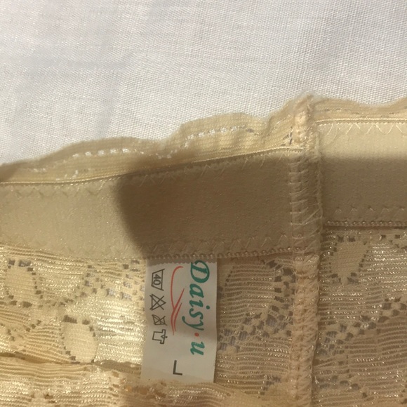Short body shapers, Beige,Large,Lace - Picture 4 of 5